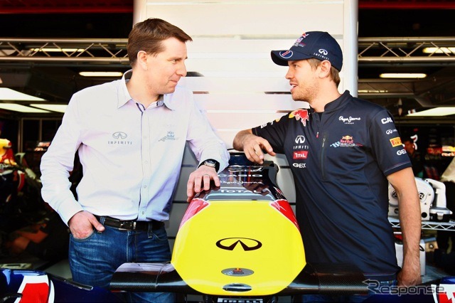 日産のサイモン・スプロール副社長とベッテル選手