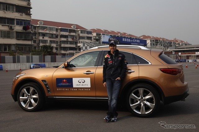 4月のF1中国GPのタイミングでインフィニティ車を試乗したベッテル