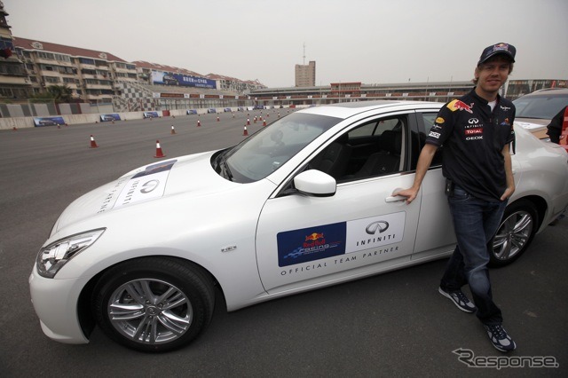 4月のF1中国GPのタイミングでインフィニティ車を試乗したベッテル