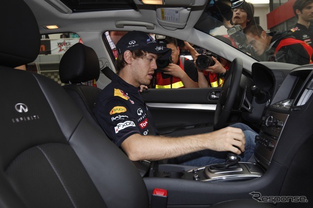 4月のF1中国GPのタイミングでインフィニティ車を試乗したベッテル