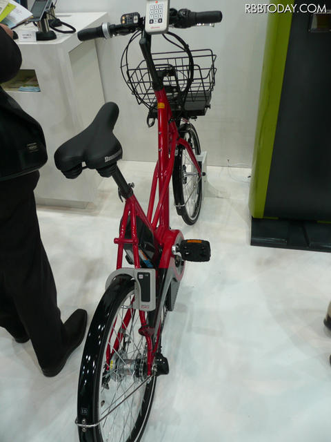 こちらは開発中の次世代のサイクルシェアリングシステム。設置スペースが小さく、自転車の予約・解錠も簡単 こちらは開発中の次世代のサイクルシェアリングシステム。設置スペースが小さく、自転車の予約・解錠も簡単