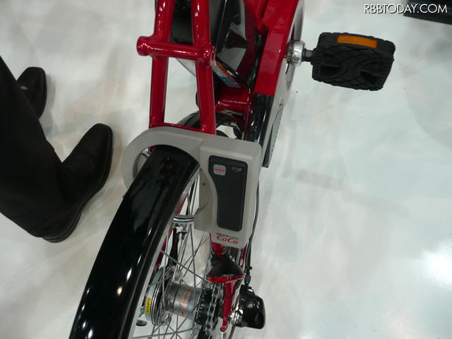 後輪のロックと、自転車の前方のロックが外れて、自転車を動かせるようになる 後輪のロックと、自転車の前方のロックが外れて、自転車を動かせるようになる