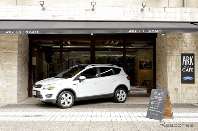 フォード・エクスプローラー新型発表会。外にはフォード・クーガ(写真)とリンカーンMKX。