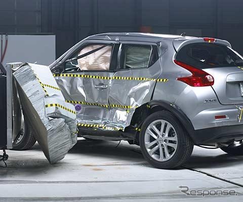 日産 ジューク IIHSによるテストのようす