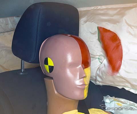 日産 ジューク IIHSによるテストのようす