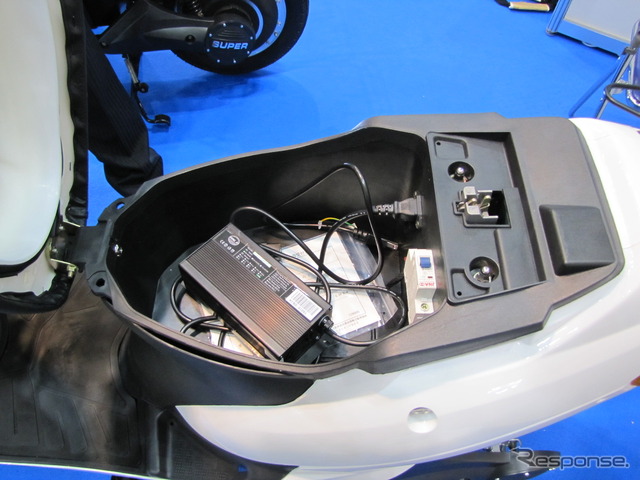 常磐産業の電動バイクDenba。「70」は2段変速ギアを設け25度の傾斜も登ることが可能だという