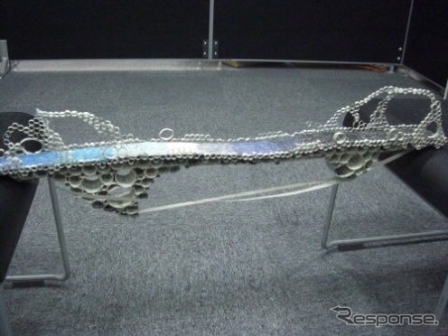 新聞紙で作る高速道路(橋)コンテスト(写真:2010年大会の様子)