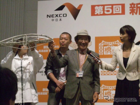 新聞紙で作る高速道路(橋)コンテスト(写真:2010年大会の様子)