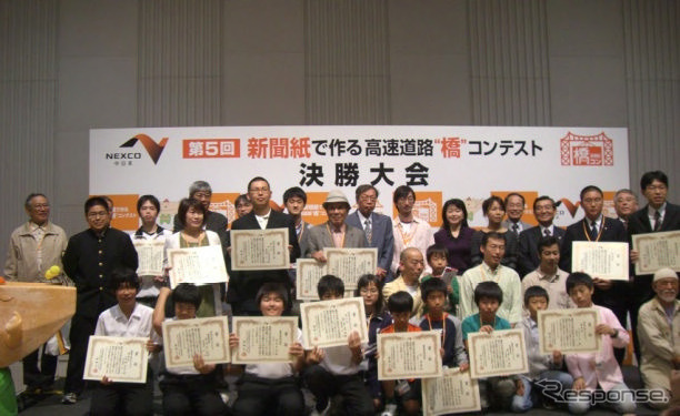 新聞紙で作る高速道路(橋)コンテスト(写真:2010年大会の様子)