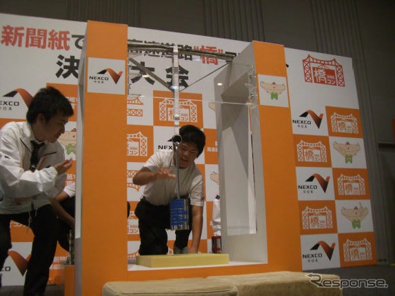 新聞紙で作る高速道路(橋)コンテスト(写真:2010年大会の様子)