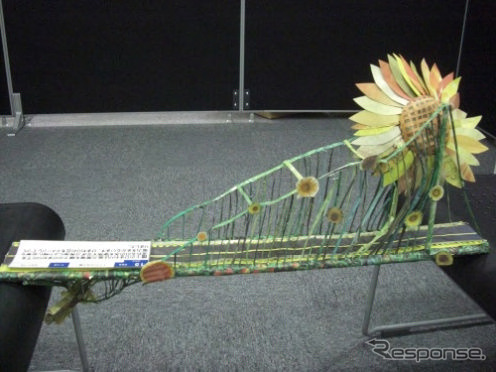 新聞紙で作る高速道路(橋)コンテスト(写真:2010年大会の様子)