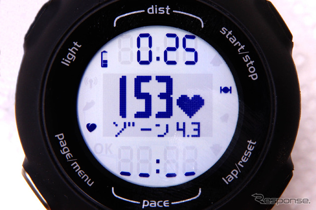 ディスプレイは3分割で、上に走行距離、下に走行ペース、中央に心拍数かタイムが表示される。ゾーンは心拍数の範囲を示すものだ。