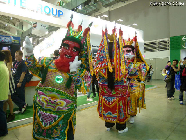 このあと激しいダンスを披露した京劇集団 このあと激しいダンスを披露した京劇集団