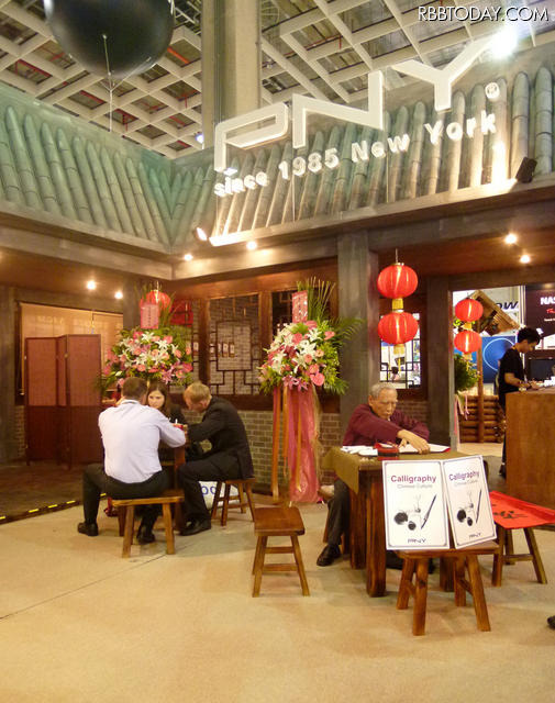 開催地を最大限に意識するあまり書道家の先生(右)まで配置 開催地を最大限に意識するあまり書道家の先生(右)まで配置