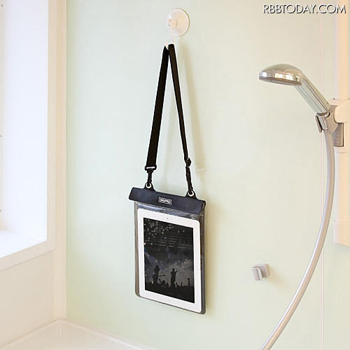 iPad/iPad 2を収納したまま肩にかけて持ち運べるストラップ(iPadは別売) iPad/iPad 2を収納したまま肩にかけて持ち運べるストラップ(iPadは別売)