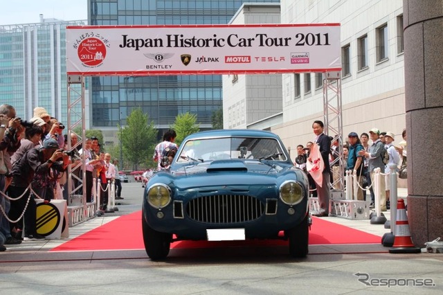 ジャパン・ヒストリックカー・ツアー11。タレントの堺正章さんも愛車フィアット8Vとともにスタート