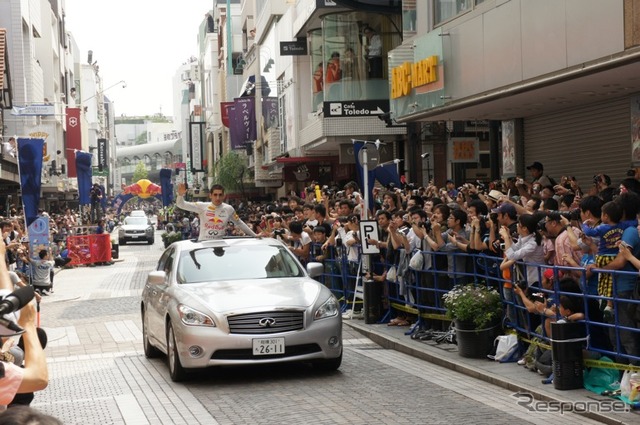 横浜元町でF1マシンが公道走行…観客1万1000人集まる