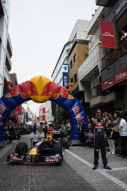 横浜元町でF1マシンが公道走行…観客1万1000人集まる