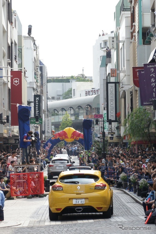 ［写真蔵］日本初、横浜元町でF1マシンが公道走行