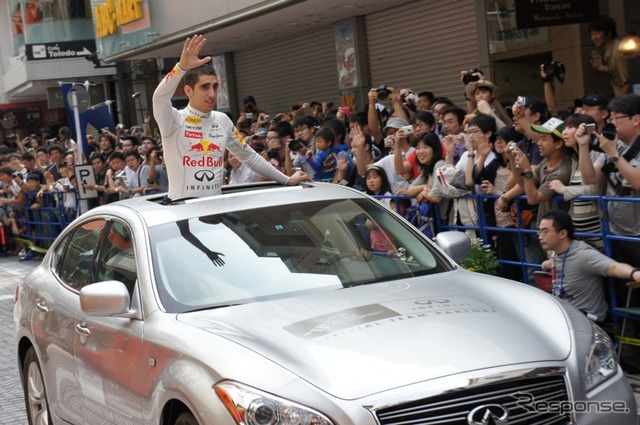 ［写真蔵］日本初、横浜元町でF1マシンが公道走行