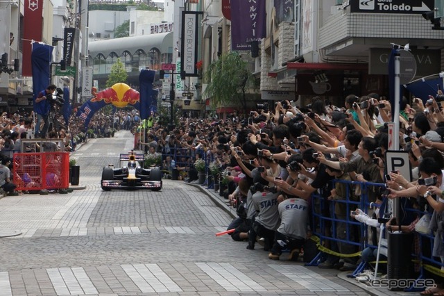 ［写真蔵］日本初、横浜元町でF1マシンが公道走行