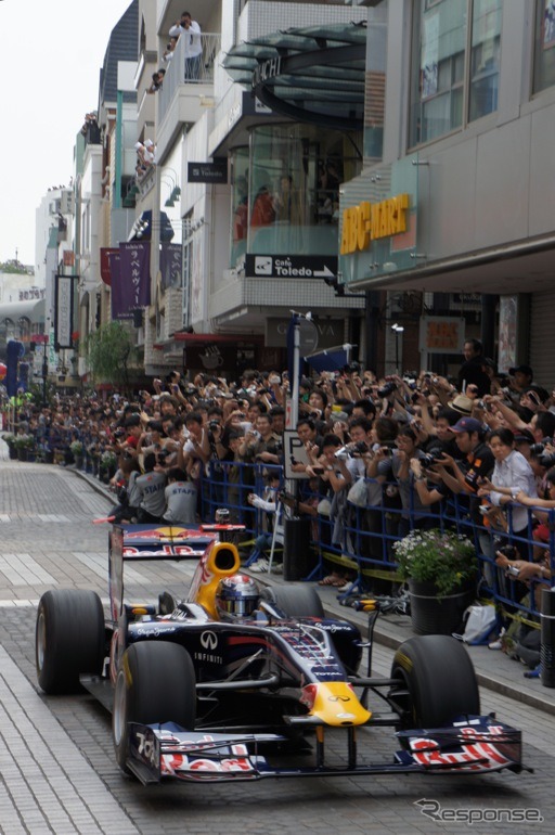 ［写真蔵］日本初、横浜元町でF1マシンが公道走行
