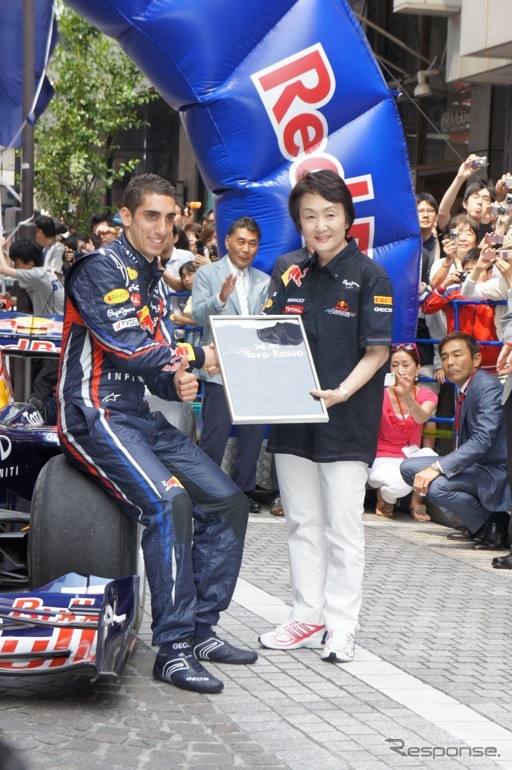 ［写真蔵］日本初、横浜元町でF1マシンが公道走行