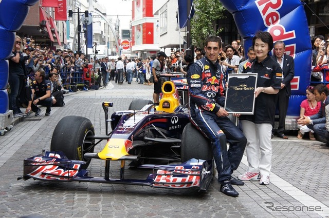 ［写真蔵］日本初、横浜元町でF1マシンが公道走行