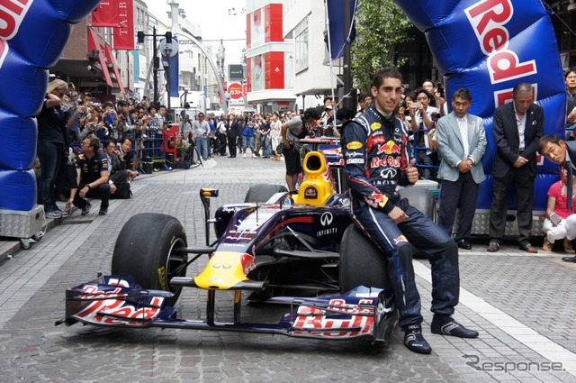 ［写真蔵］日本初、横浜元町でF1マシンが公道走行