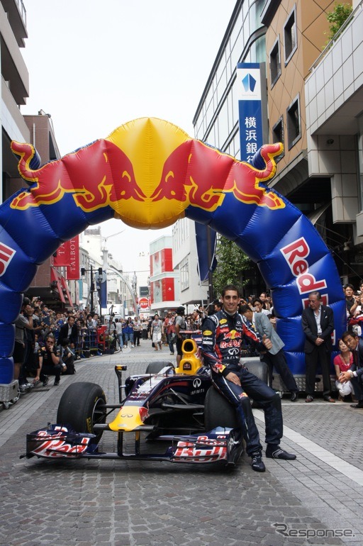 ［写真蔵］日本初、横浜元町でF1マシンが公道走行