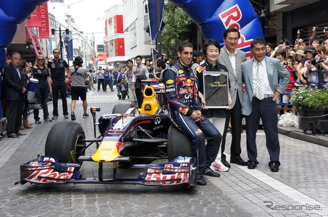 ［写真蔵］日本初、横浜元町でF1マシンが公道走行
