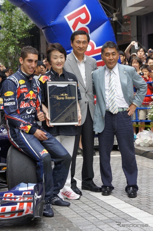 ［写真蔵］日本初、横浜元町でF1マシンが公道走行