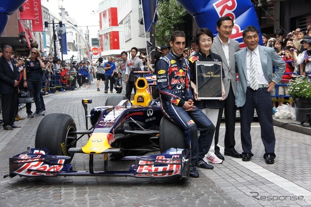 ［写真蔵］日本初、横浜元町でF1マシンが公道走行
