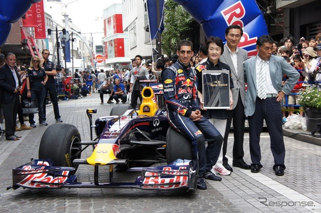 ［写真蔵］日本初、横浜元町でF1マシンが公道走行
