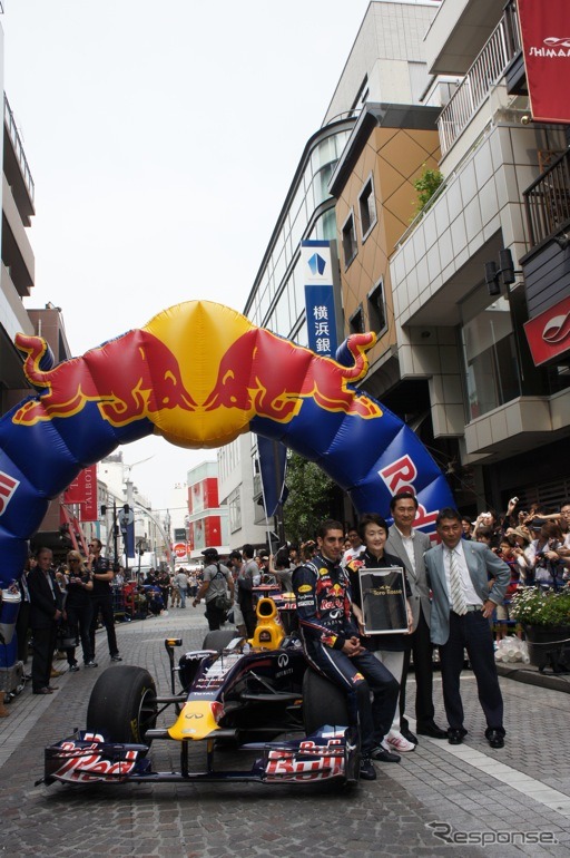［写真蔵］日本初、横浜元町でF1マシンが公道走行