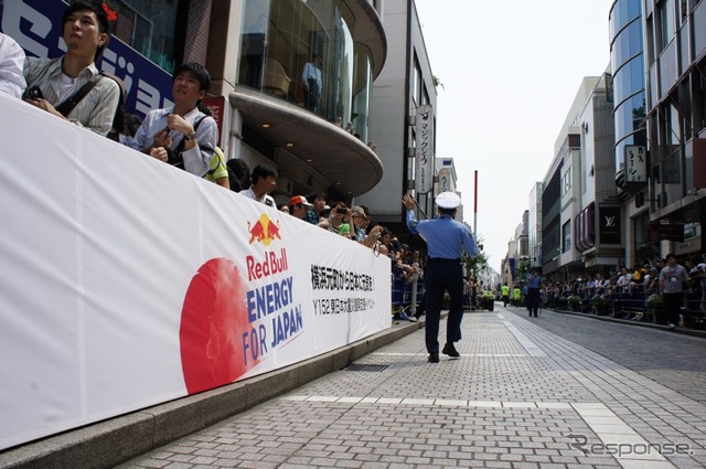 ［写真蔵］日本初、横浜元町でF1マシンが公道走行