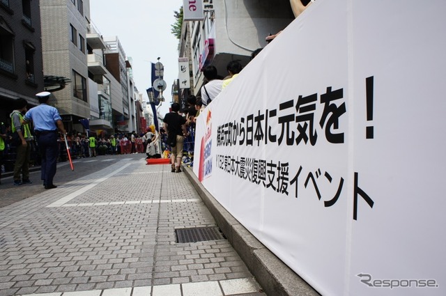 ［写真蔵］日本初、横浜元町でF1マシンが公道走行