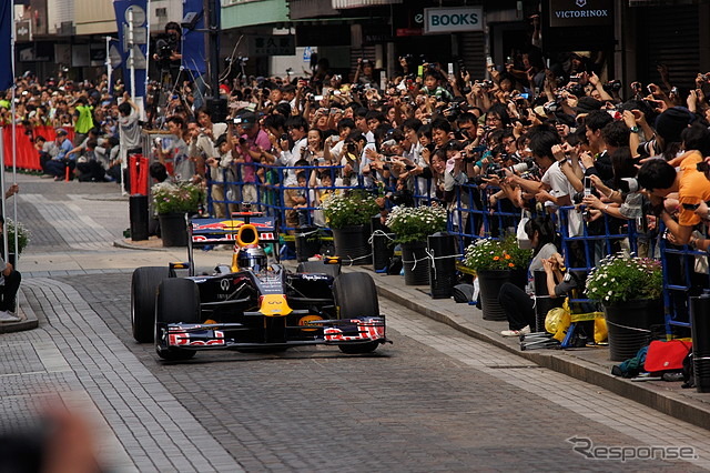 公道でのショーランは日本初。レッドブルのF1マシンが横浜の街を駆け抜けた。