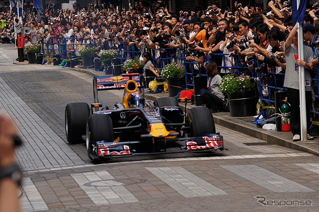 公道でのショーランは日本初。レッドブルのF1マシンが横浜の街を駆け抜けた。