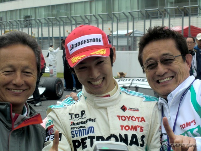 Fニッポン第2戦オートポリスで初優勝した中嶋一貴(中央)。