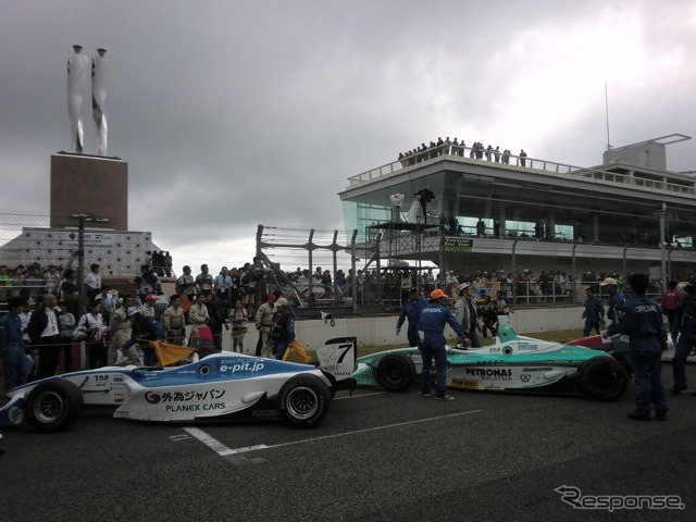 優勝を争った2台。(7)は大嶋車、その右は一貴車。