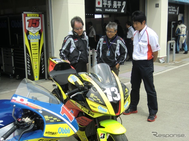 開幕戦鈴鹿に続いて、今回の九州オートポリス戦も2輪レースとの併催。インパルの星野一義監督(左端)も、若き日のライダー時代を思い出した?