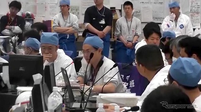 青い帽子は医療班ではない。防護服の下に着用する帽子と作業服。この上に放射性物質の防護服(タイベックス)と全面マスクを付ける。(5月25日)