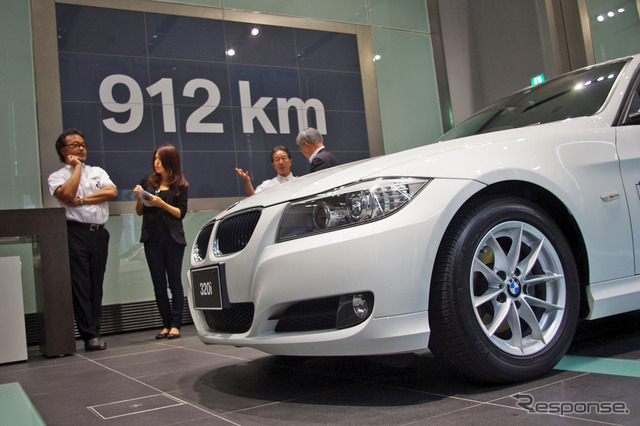 BMWは「ロング・ディスタンス・キャンペーン」で燃費性能をアピール。320iは満タンで912km走行することが可能。