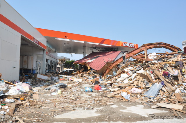 石巻市内で津波被害を受けたガソリンスタンドようす(2011年5月8日)