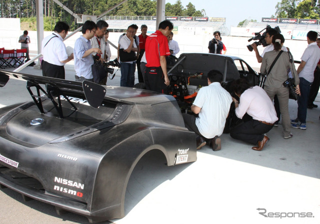 リーフ NISMO RCの航続可能時間は全開走行で約20分。バッテリー交換には2人掛かりで1時間かかるという。