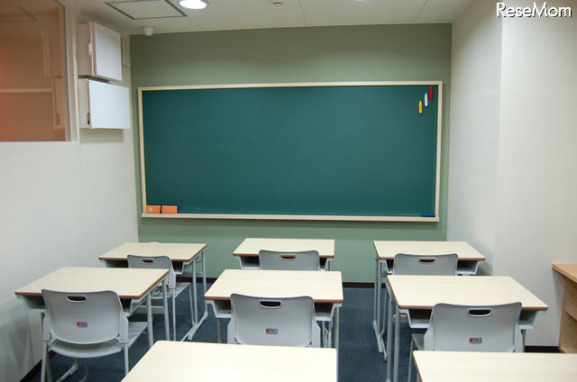 寛ぎの空間で家庭学習をサポート…SAPIXの滞在型学習教室 7～8人が一緒に勉強できる広さの教室が2つ用意されている