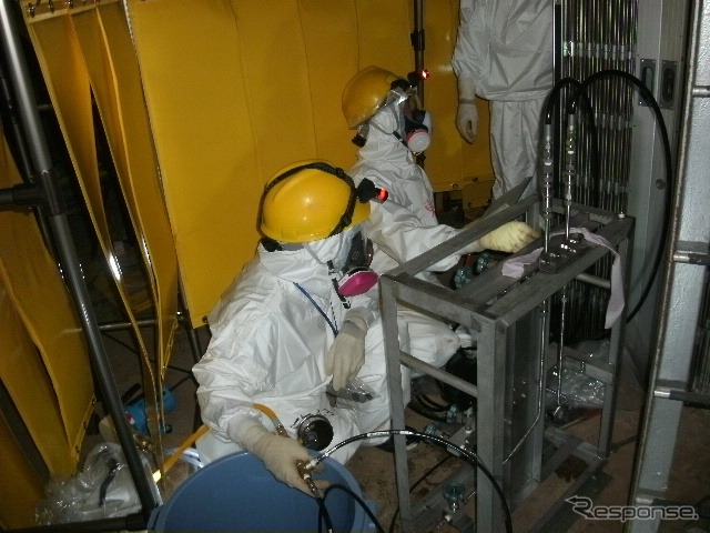 東京電力福島第一原子力発電所1号機、仮設原子炉圧力計設置作業（6月3日、1号機原子炉建屋1階北側）