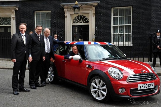 MINIに乗って歓迎の意を表す英国キャメロン首相