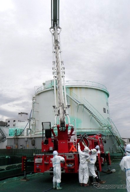 福島第一原子力発電所1号機タービン建屋への飛散防止剤散布風景（5月27日）